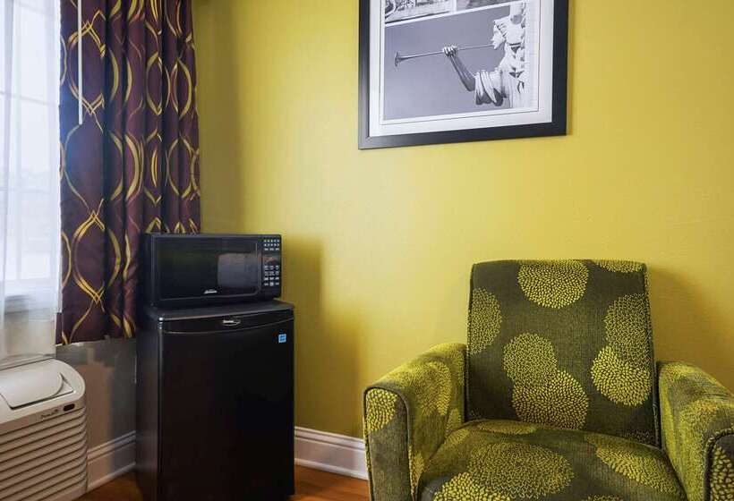 فندق على الطريق Quality Inn