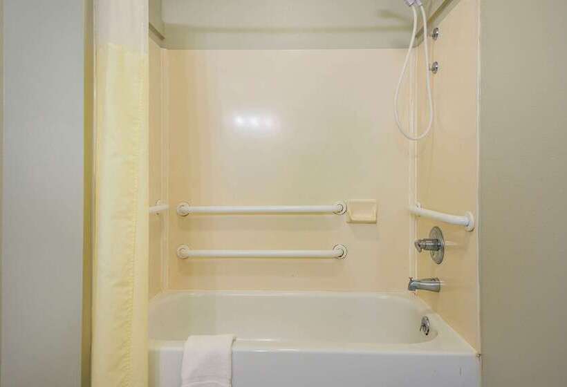 فندق على الطريق Quality Inn