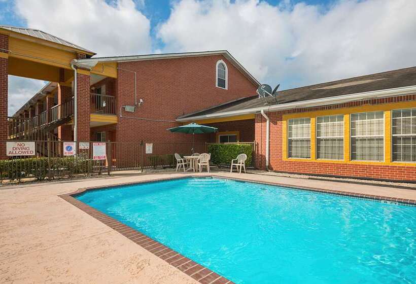 فندق على الطريق Quality Inn