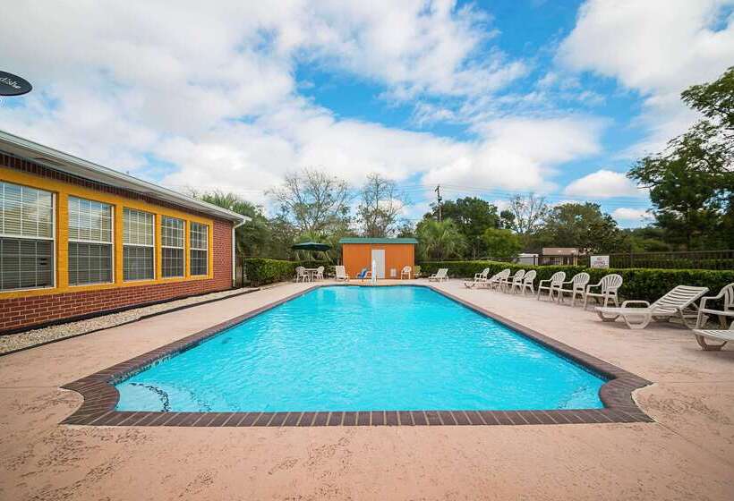 فندق على الطريق Quality Inn