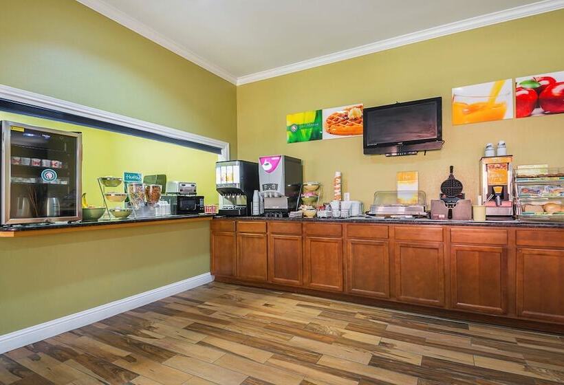 فندق على الطريق Quality Inn