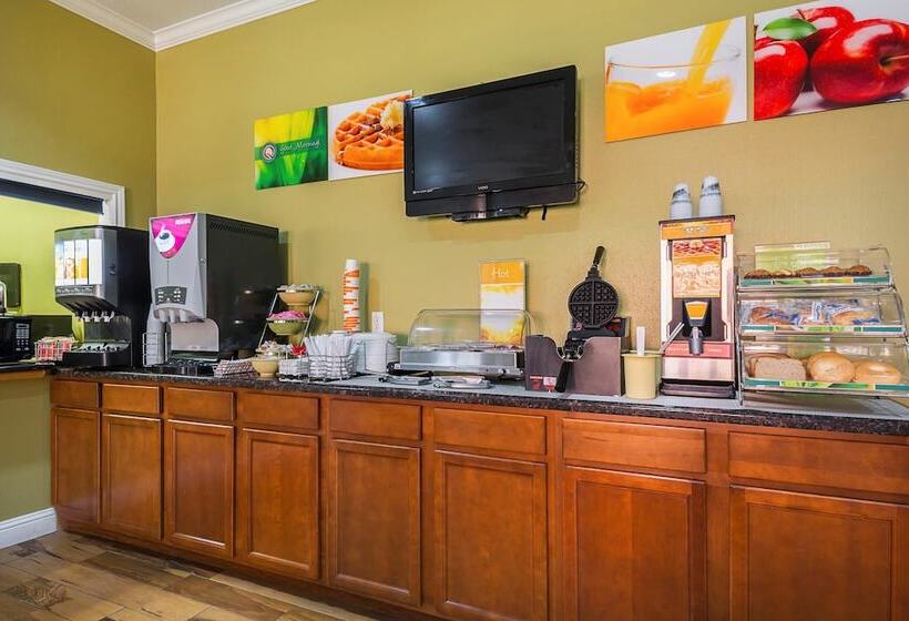 فندق على الطريق Quality Inn