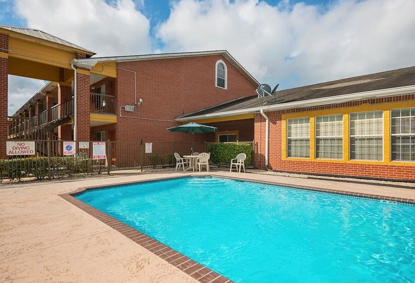 فندق على الطريق Quality Inn