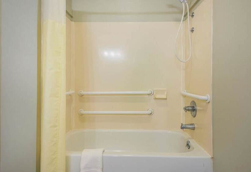 فندق على الطريق Quality Inn