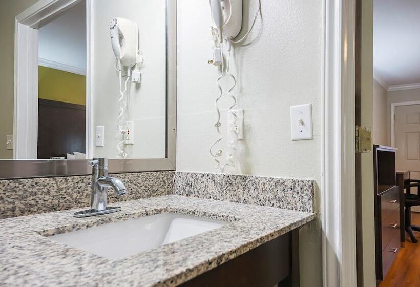 فندق على الطريق Quality Inn