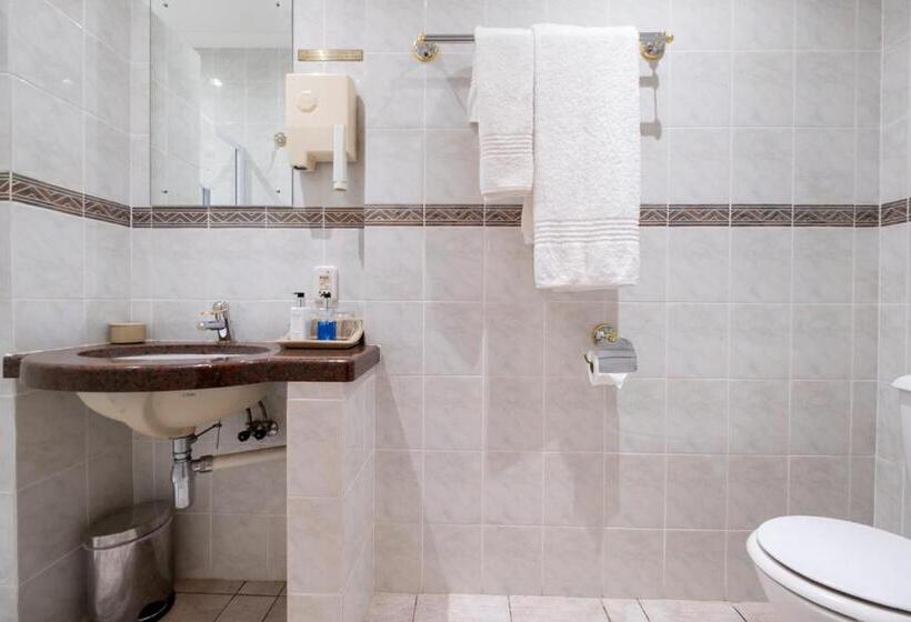 פנסיון 39 On Church