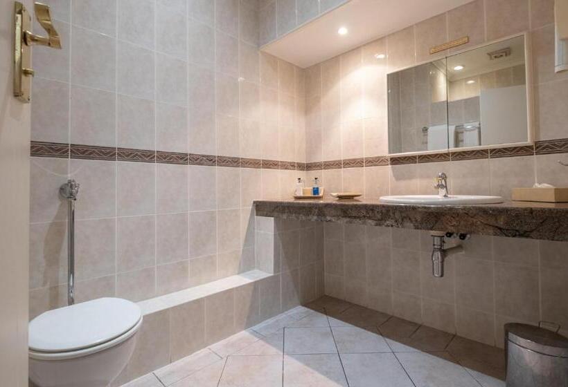 פנסיון 39 On Church