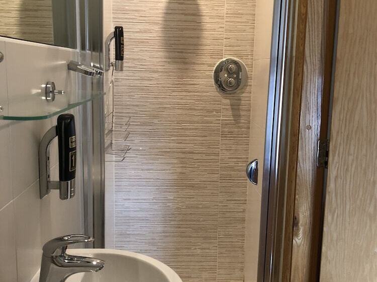 펜션 The Eyre Square Townhouse