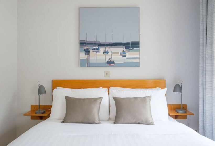 펜션 The Eyre Square Townhouse