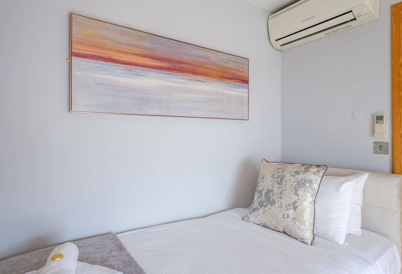 펜션 The Eyre Square Townhouse