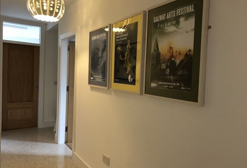 펜션 The Eyre Square Townhouse