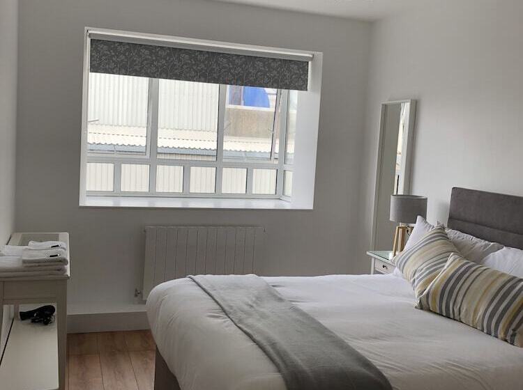 펜션 The Eyre Square Townhouse