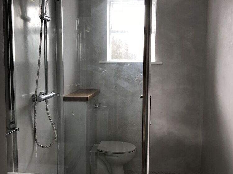 펜션 The Eyre Square Townhouse