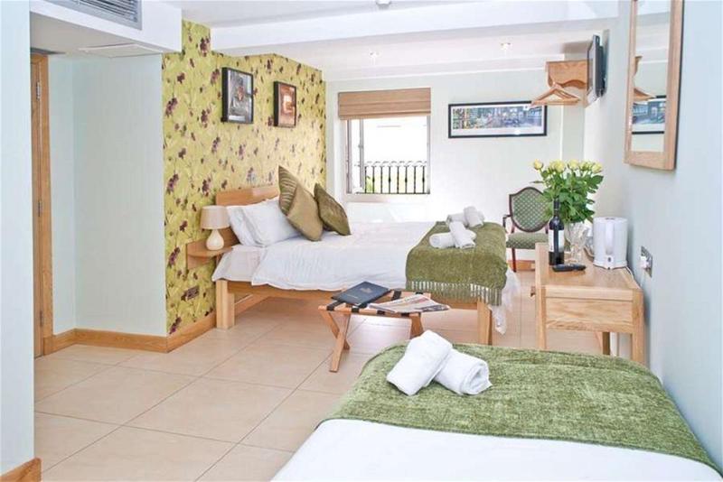 펜션 The Eyre Square Townhouse