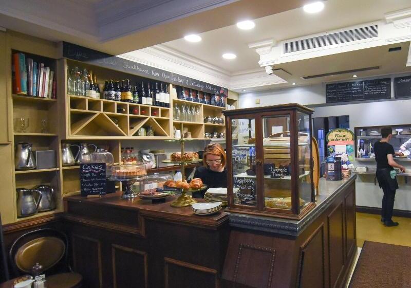 펜션 The Eyre Square Townhouse