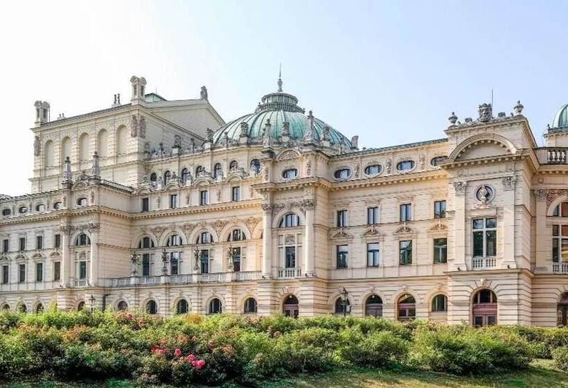 Amen Aparthotel Curie 8