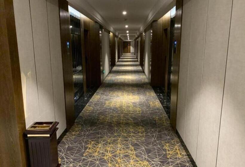 Отель Green Tree Inn Zhenjiang Jiepai Town