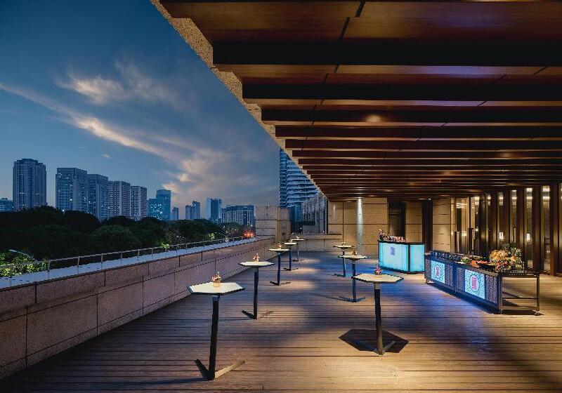 Hualuxe Kunshan Huaqiao, An Ihg Hotel   F1 Racing Preferred