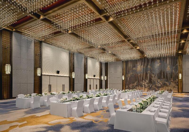 Hualuxe Kunshan Huaqiao, An Ihg Hotel   F1 Racing Preferred