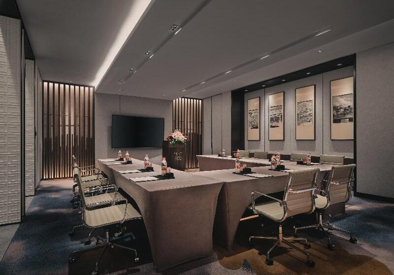 Hualuxe Kunshan Huaqiao, An Ihg Hotel   F1 Racing Preferred