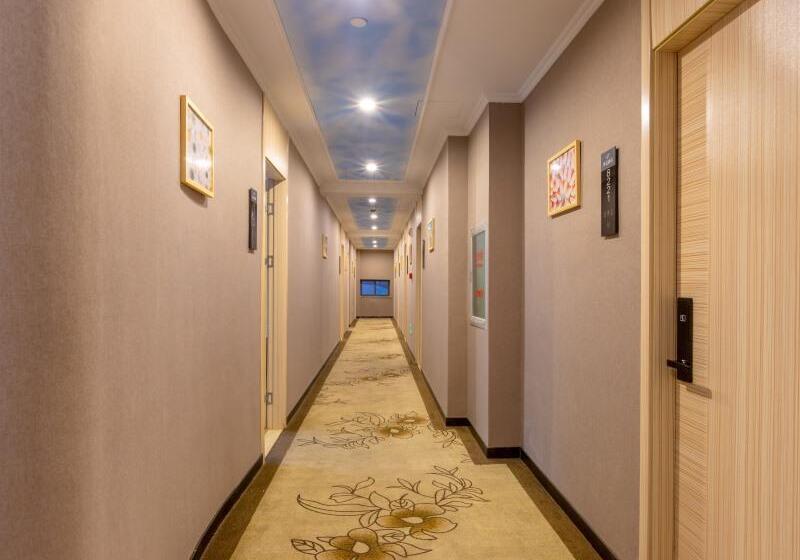 Shell Hotel Shanghai Oriental Pearl Tower Century Avenue Metro Station