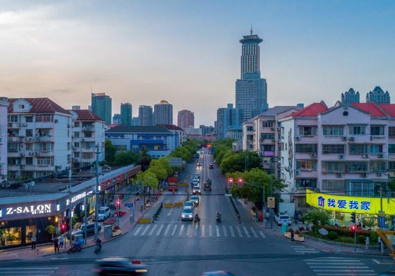 Shell Hotel Shanghai Oriental Pearl Tower Century Avenue Metro Station