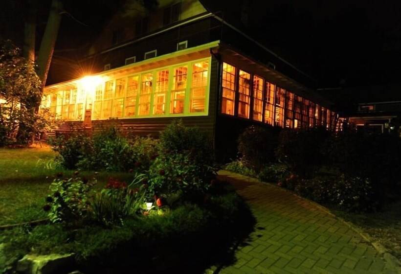 فندق صغير Pine Lodge