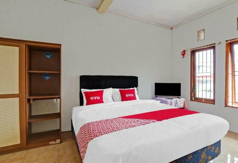 בית מלון כפרי Oyo 90815 Guest House Putri Sariwangi Syariah