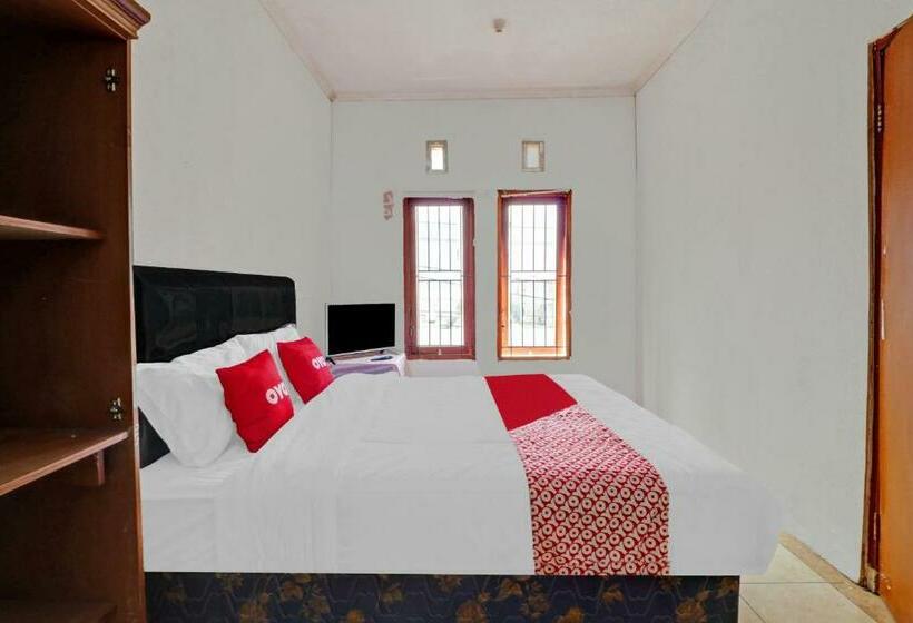 בית מלון כפרי Oyo 90815 Guest House Putri Sariwangi Syariah