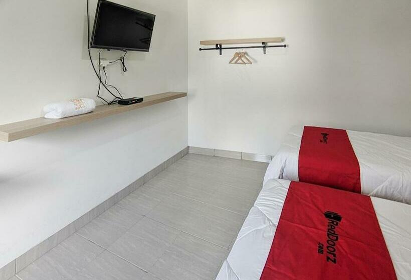 Отель Reddoorz Syariah Near Jalan Caman Raya Bekasi