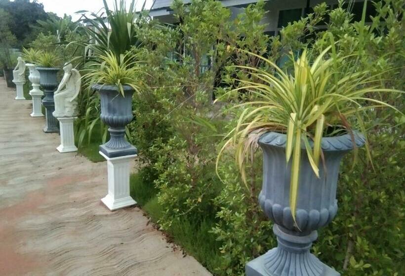 Отель Cessna Park Resort And