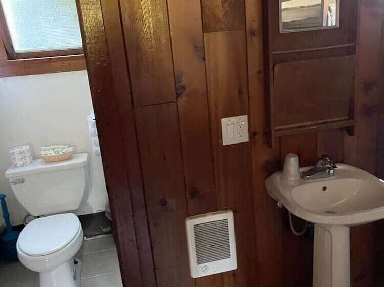 فندق Curley S Resort & Dive Center