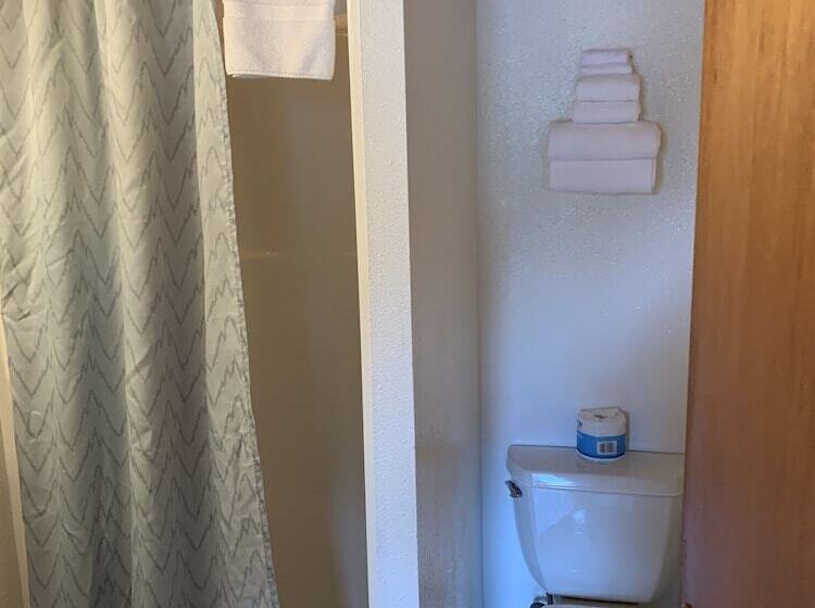 فندق Curley S Resort & Dive Center