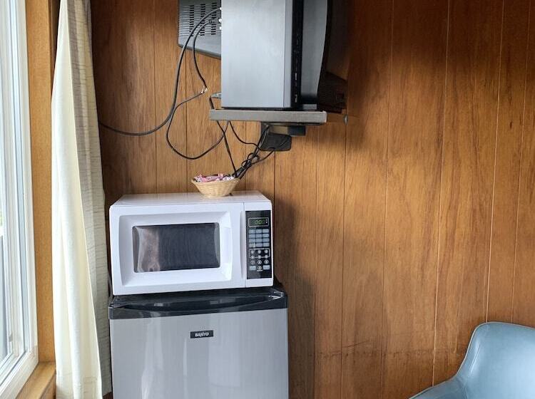 فندق Curley S Resort & Dive Center