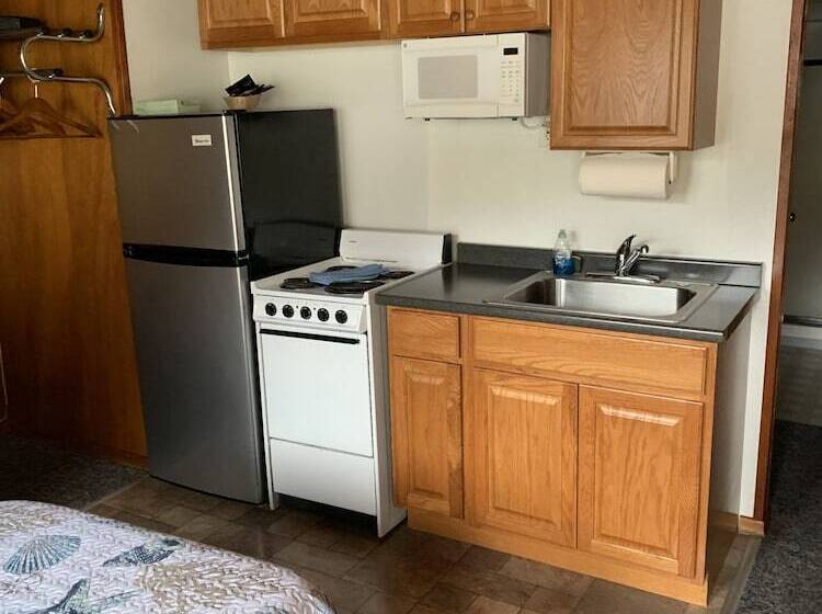 فندق Curley S Resort & Dive Center