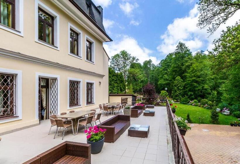 Отель Penzion Kokorin Forest Villa