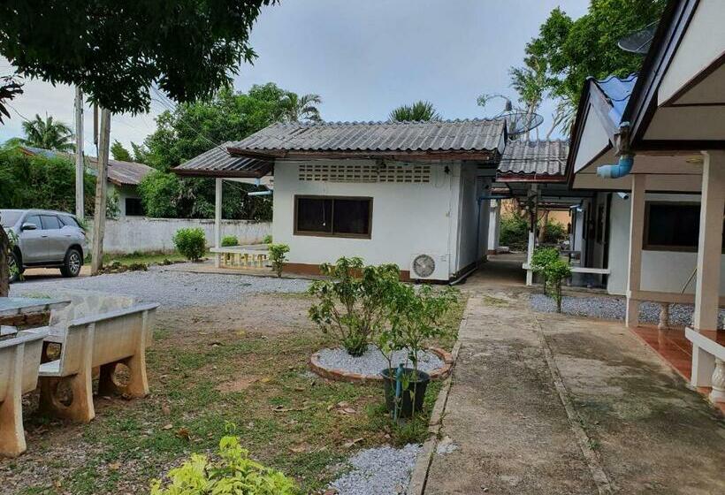 בית מלון כפרי Pineapple Resort