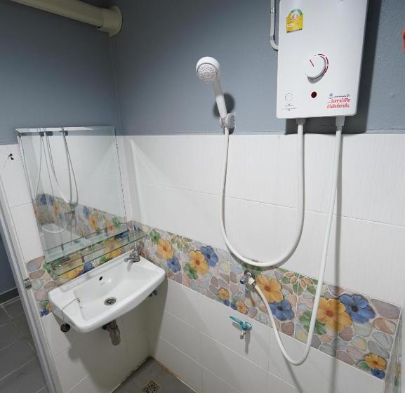 ホテル Roomquest Rojana Industrial Estate Area