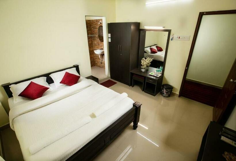 Отель Srichand Business Class Rooms