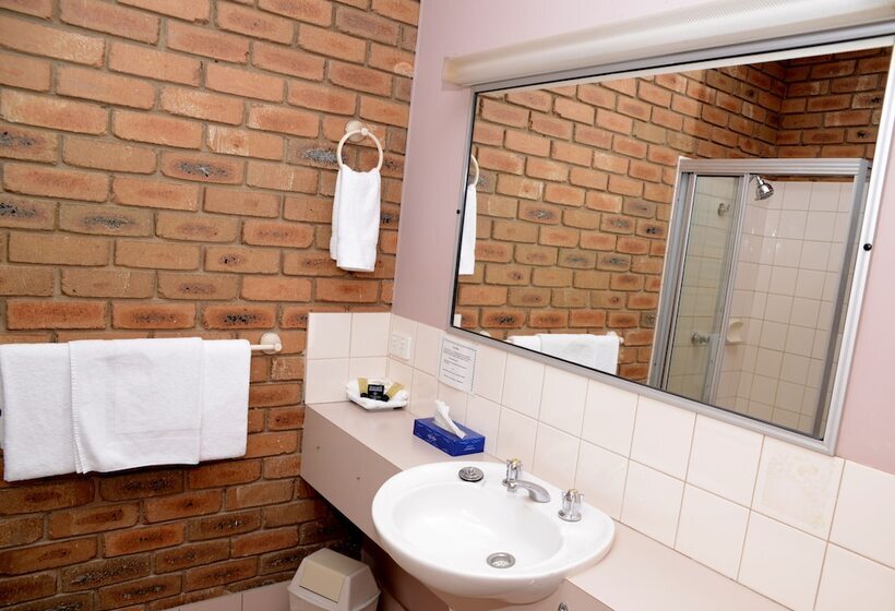 فندق على الطريق Rodney Motor Inn