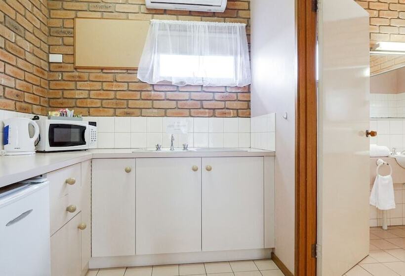 فندق على الطريق Rodney Motor Inn