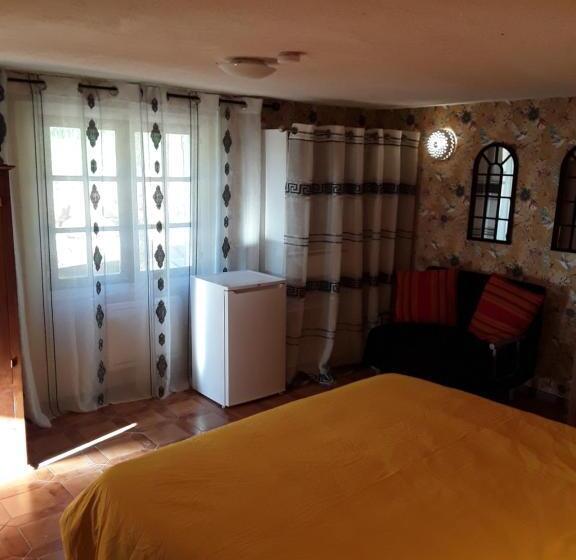 بنسيون Gite Les Cigales