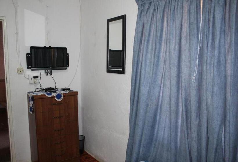 פנסיון Hollywood Lodge