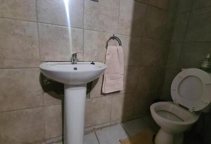 פנסיון Hollywood Lodge