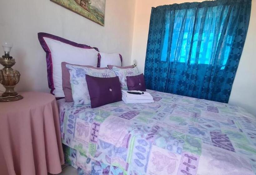 פנסיון Hollywood Lodge