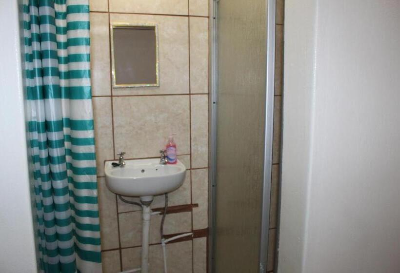 פנסיון Hollywood Lodge