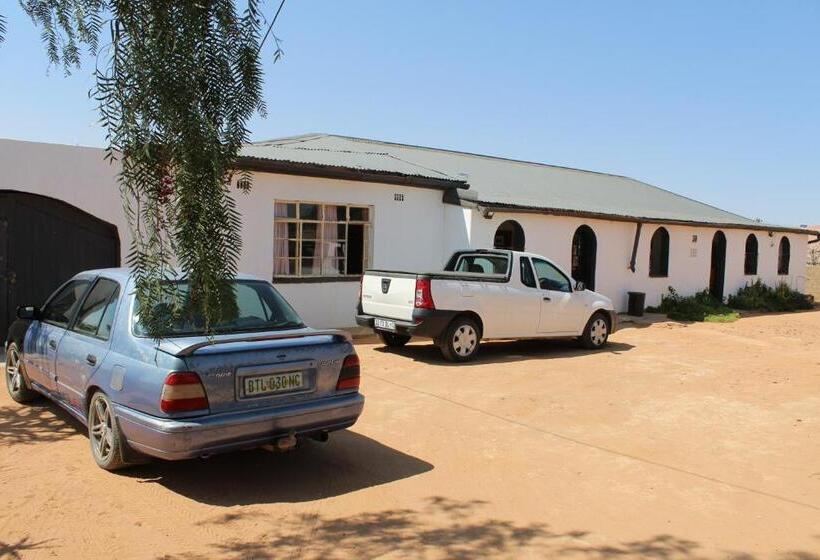 פנסיון Hollywood Lodge