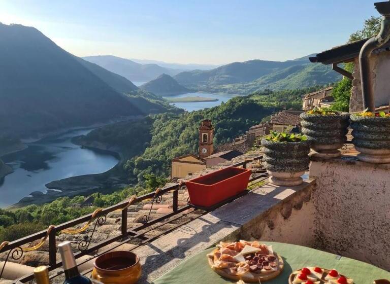 펜션 La Casa Sul Fiordo Lago Del Turano