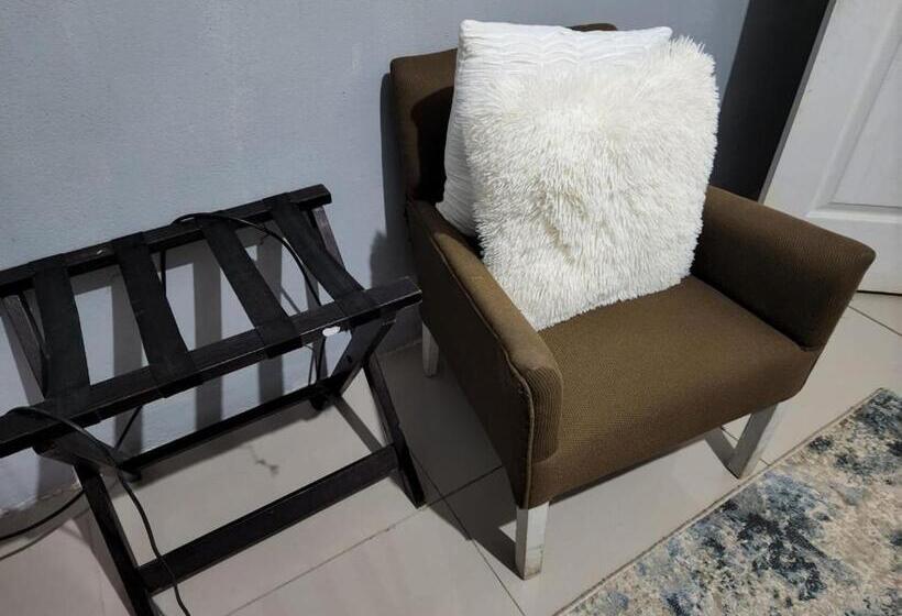 פנסיון Thokazi Haven Guest House & Backpacker