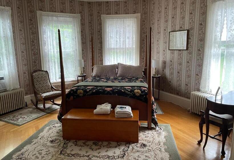 Guilford Bed And Breakfast